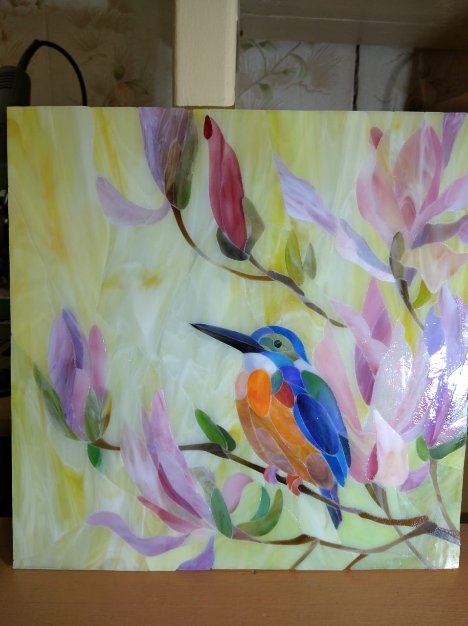 Готовый витраж — зимородок на магнолиях